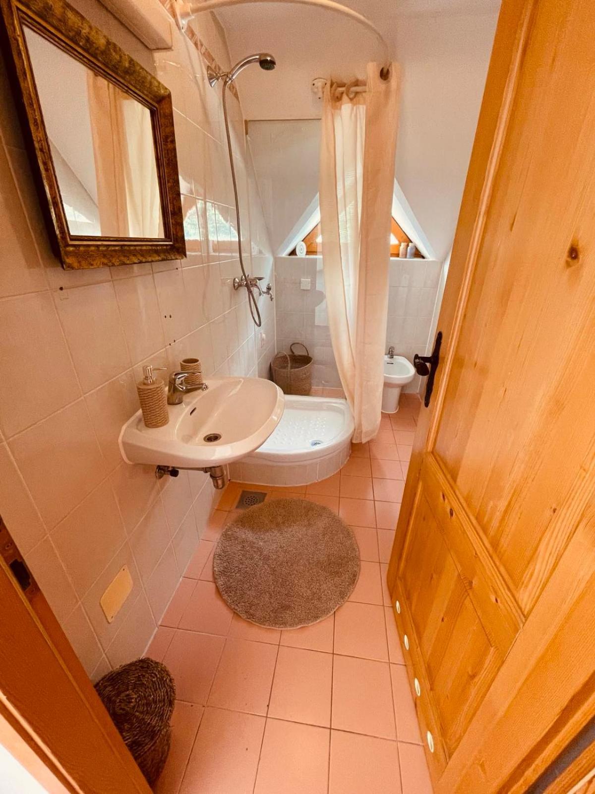 Apartma Orhideja Apartment *